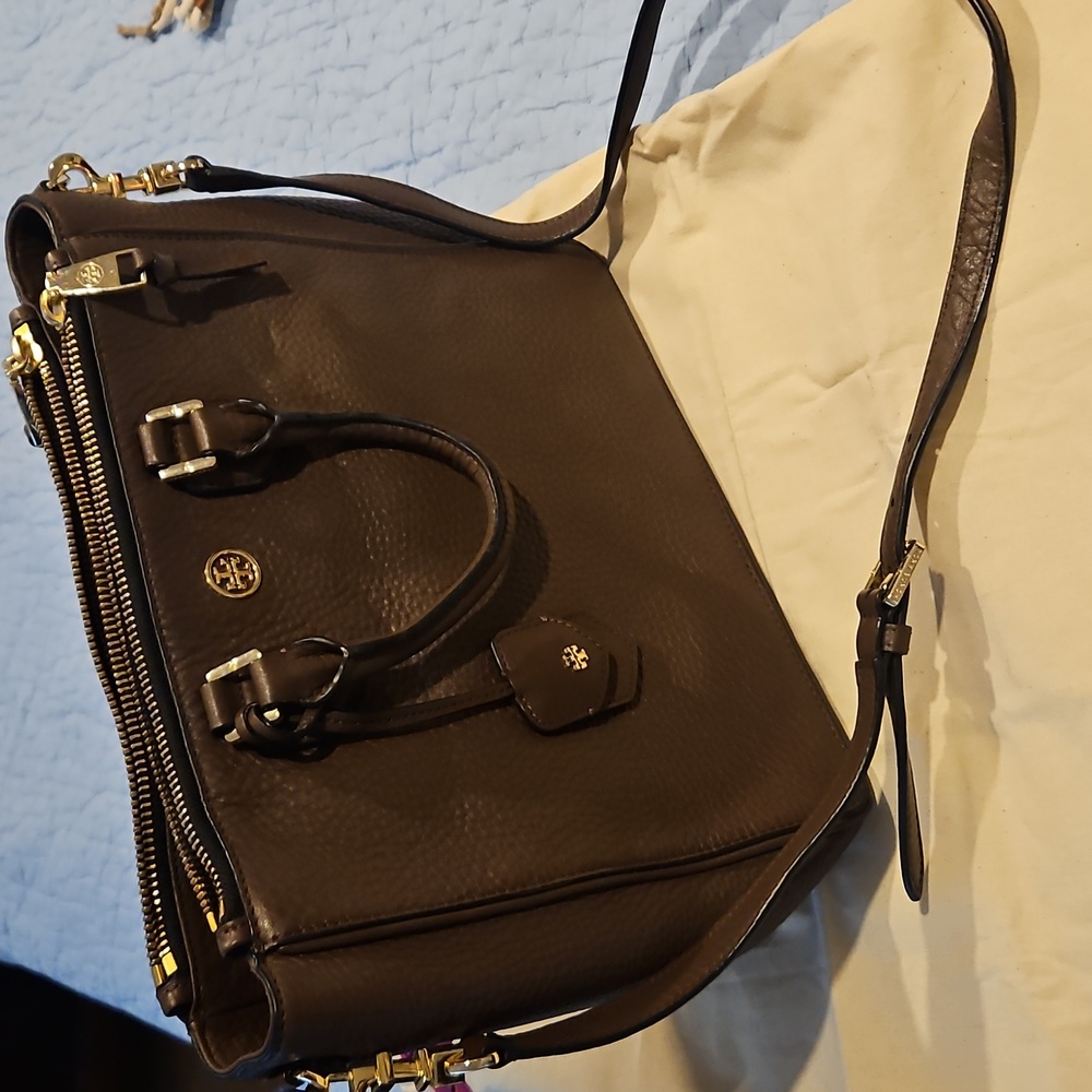 Like new Large Tory Burch Robinson Tote and Crossbody